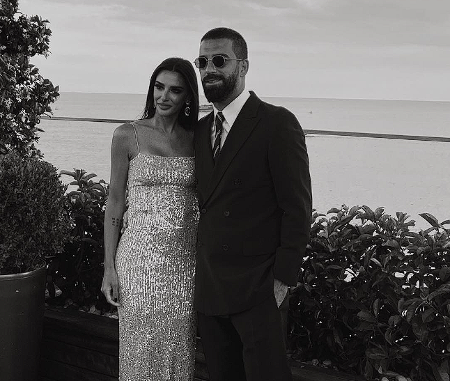 Arda Turan'ın eşi Aslıhan Doğan'ın tüylü terliklerinin fiyatı dudak uçuklattı! Bir hırkaya 93 bin TL ödemişti... - Resim: 1