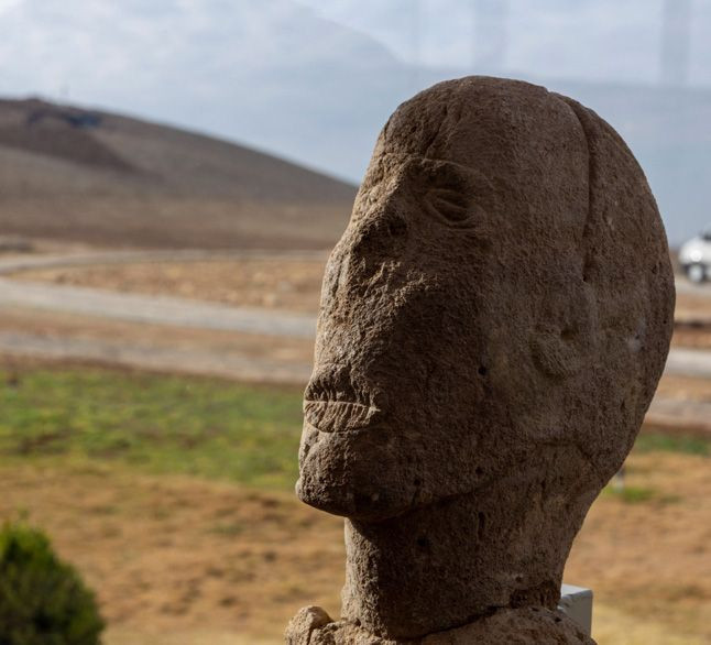 Göbeklitepe 'Ölüm Yüzü' bulundu! Eşi benzeri olmayan heykelin ağzı dikili - Resim: 2