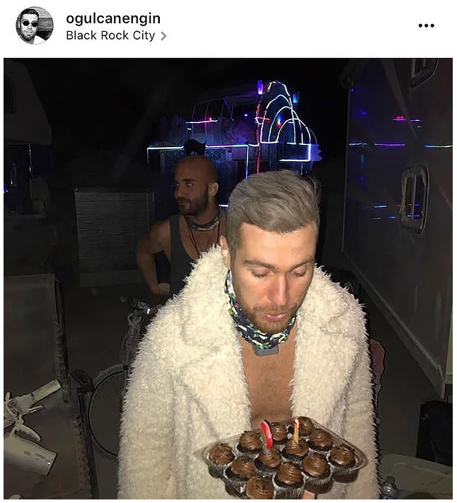 Öyle bir kıyafet giydi ki sosyal medya günlerce onu konuştu - Resim: 1