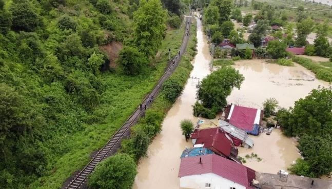 Karadeniz'i şiddetli sağanak vurdu! Köprüler yıkıldı, evleri su bastı AFAD'den hayati uyarı: Evleri terkedin üst kata çıkın - Resim: 2