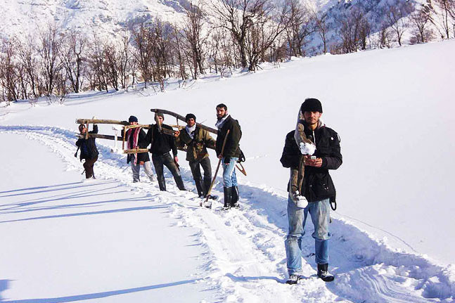 Bu gençler dağda ne yapıyor? - Resim: 1