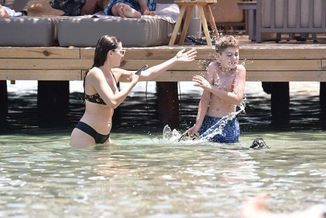 Burcu Özberk şimdi de Bodrum sahillerini salladı! Önce siyah, sonra pembe bikinisiyle göz doldurdu - Resim: 4