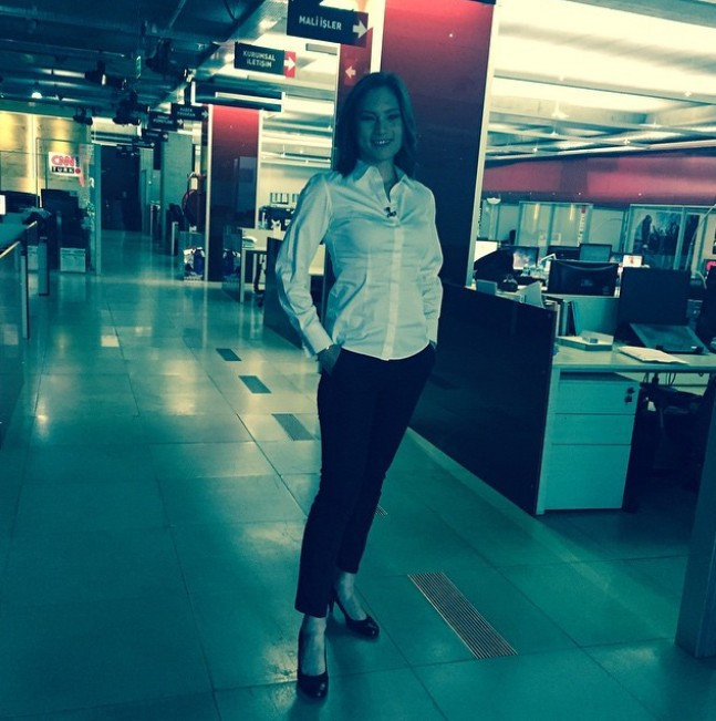 Nevşin Mengü bambaşka çıktı! Ailesiyle olan görüntüleri - Resim: 1