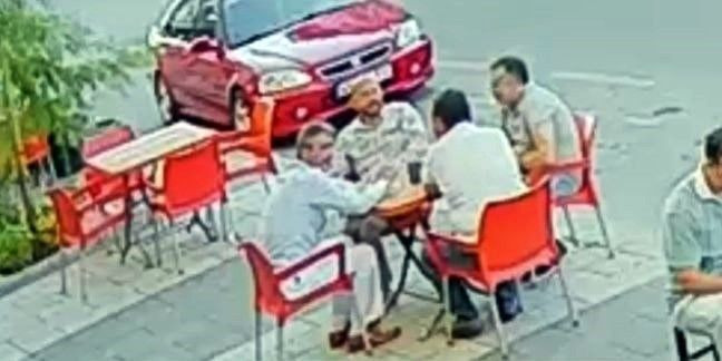 Arkadaşları ile çay içerken dehşeti yaşadı, bir anda yerinden sıçradı: Bir şey ısırdı sandım - Resim: 1