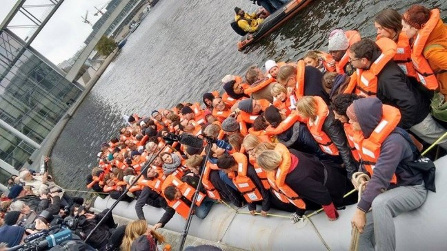 Göçmen teknesinde vekillerin 'empati' turu - Resim: 2