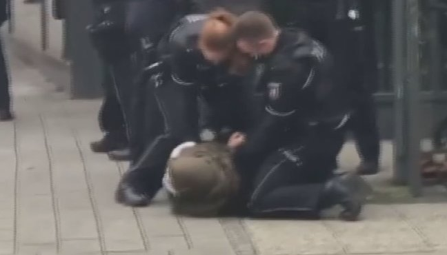 Başörtülü kadına polis şiddeti infial yarattı! Maske takmadı diye... - Resim: 4