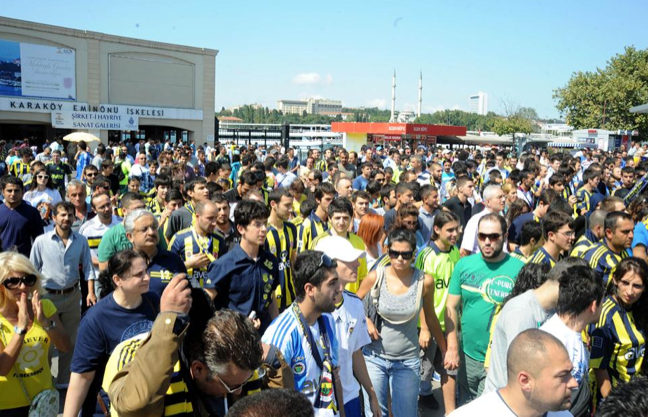 Sarı lacivert isyana gözaltı - Resim: 1