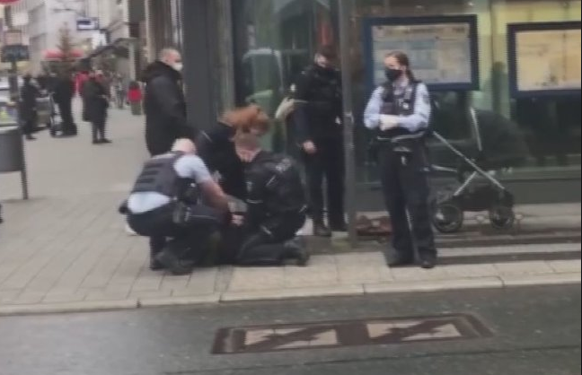 Başörtülü kadına polis şiddeti infial yarattı! Maske takmadı diye... - Resim: 1