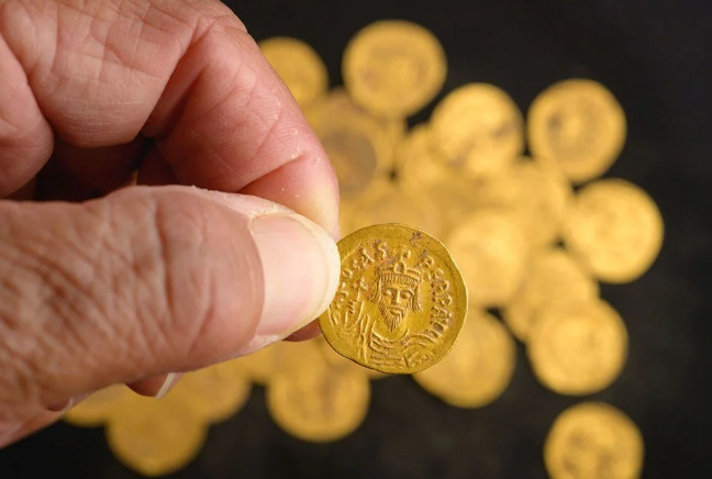 Hepsi duvarın içinden çıktı! Saf altın sikkeleri Müslümanlar almasın diye gizlemiş - Resim: 3