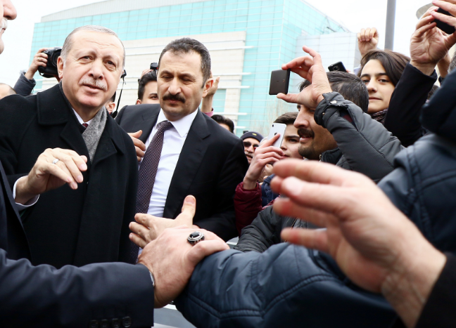 Namaz sonrası izdiham! Erdoğan için yarışa girdiler - Resim: 3