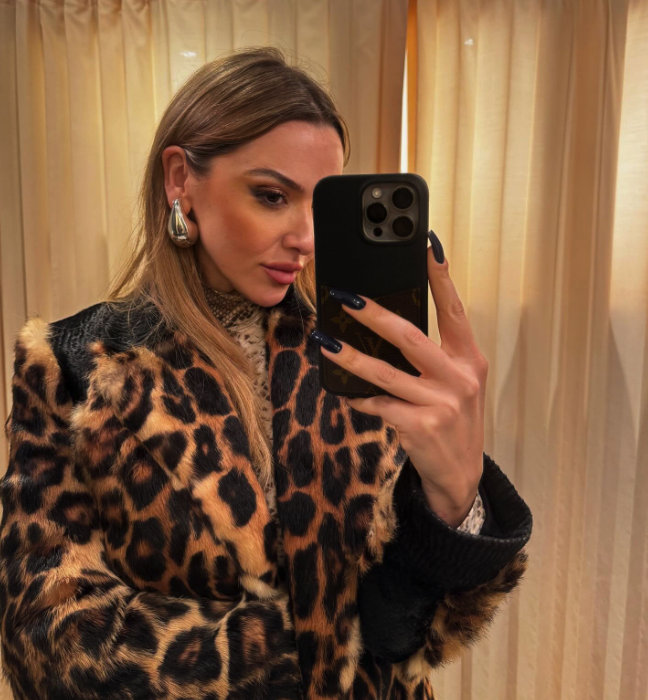 Hadise merdivenlere yattı! Pozları tozu dumana kattı sırtındaki dövmeye yorum yağdı - Resim: 4