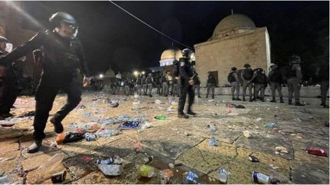 İsrail'in Mescid-i Aksa'ya gerçekleştirdiği saldırıya Dua Lipa da tepki gösterdi - Resim: 1