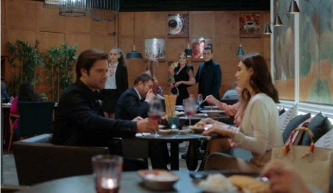 Sadakatsiz'deki hata görenlere 'yok artık' dedirtti o detay dikkatten kaçmadı - Resim: 2