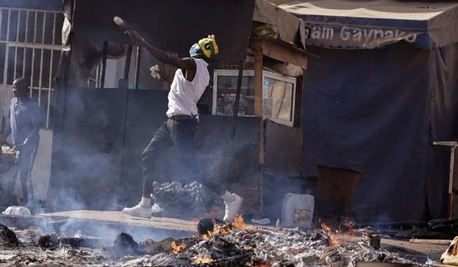 Senegal'de seçimler ertelendi, sokaklar karıştı - Resim: 4