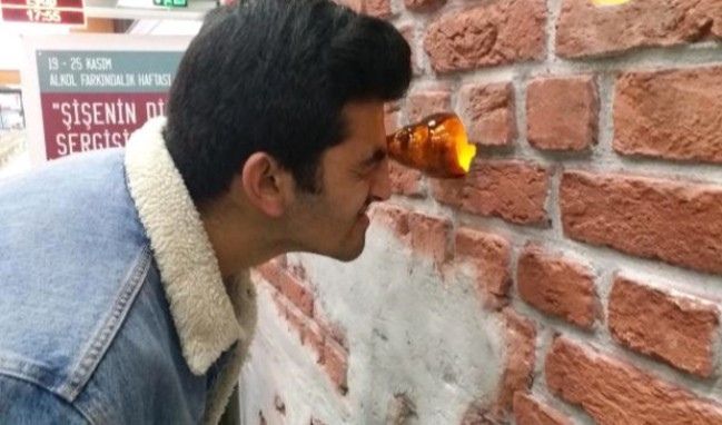 Duvardaki şişeden korkunç manzarayı gördü! Herkes dehşete kapıldı - Resim: 1