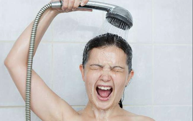 Duş alırken yapmamanız gereken 8 şey! Cildiniz zarar görüyor olabillir - Resim: 3