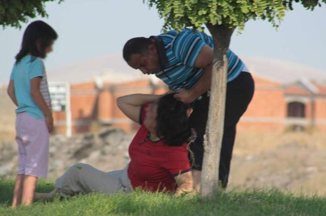 Kızın gözü önünde dayak - Resim: 4