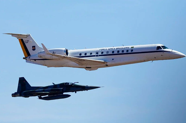 Altın vazoyu askeri uçak korudu! İçinde bakın ne var... Doğru tahmin etmek imkansız - Resim: 1