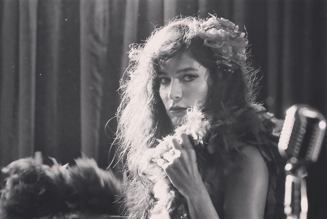 Berrak Tüzünataç'tan olay yaratan poz kalçasına dövme yaptırıp paylaştı - Resim: 4