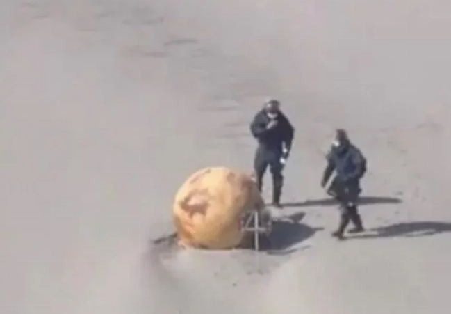 Güne bu haberle uyandılar sahilde 'Gizemli top' bulundu! Japon yetkilileri alarma geçiren görüntü - Resim: 1