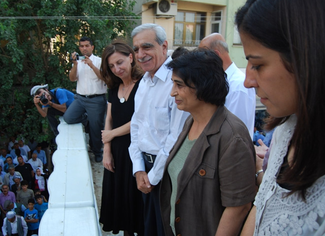 Nuray Mert'ten zafer işareti - Resim: 3