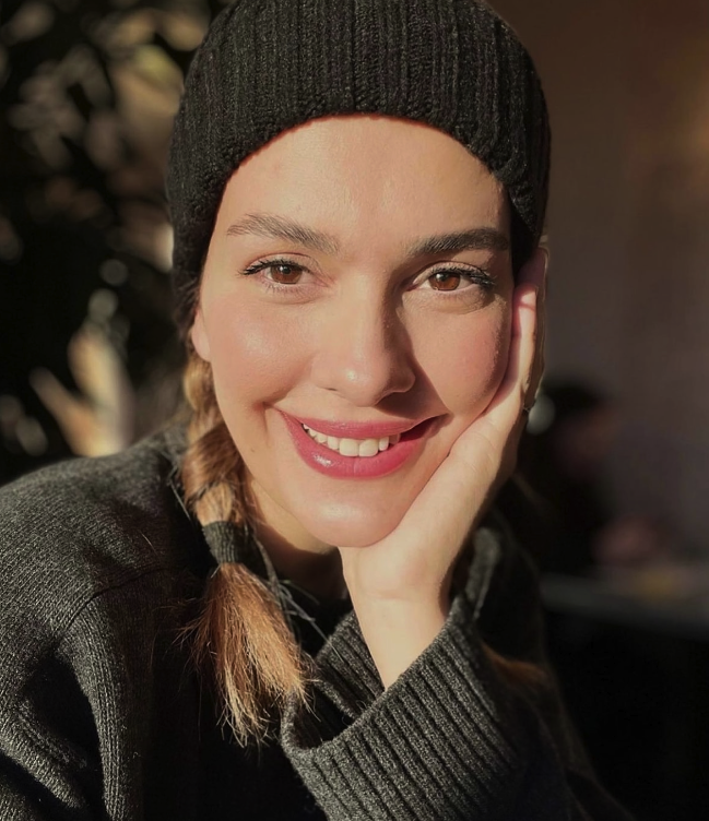 Bergüzar Korel lisedeki halini paylaştı! Kimse o olduğuna inanmadı - Resim: 4