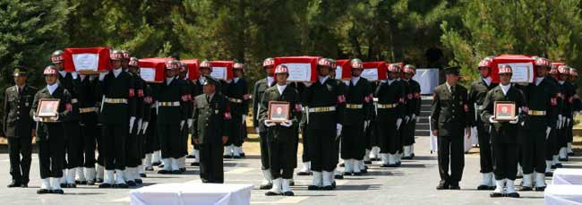 Türkiye şehitlerine ağlıyor - Resim: 1