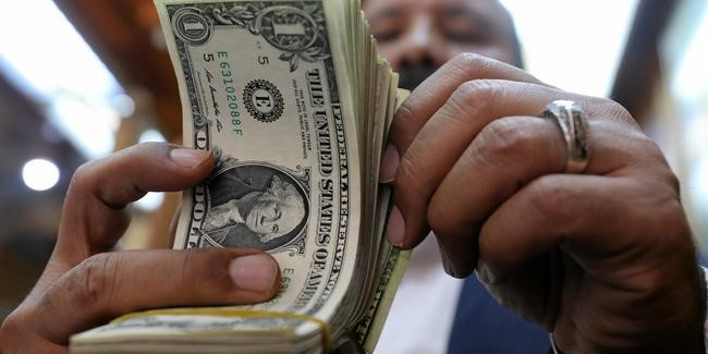 Eşine sinirlendi tam 7 bin 500 doları yuttu! - Resim: 4