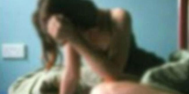 Boşandığı eşiyle barışma isteği reddedilince ailesine çıplak fotoğraflarını yaydı! - Resim: 2