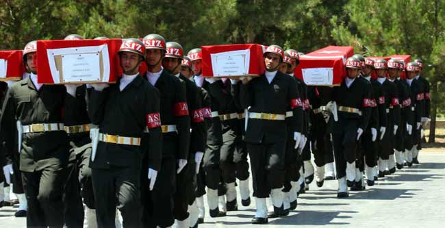 Türkiye şehitlerine ağlıyor - Resim: 2