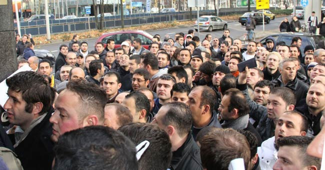 Türk gençleri konsolosluklara akın etti - Resim: 2