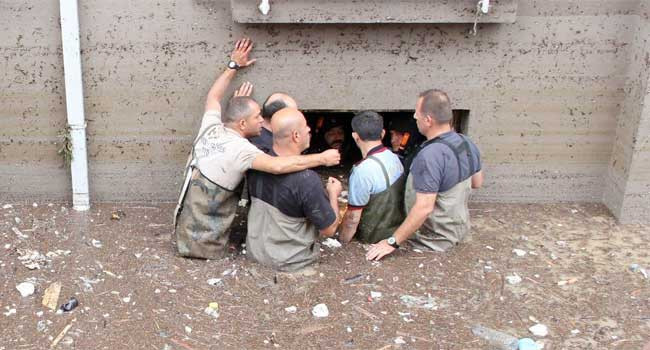 Cesetleri evden dalgıç çıkardı - Resim: 2