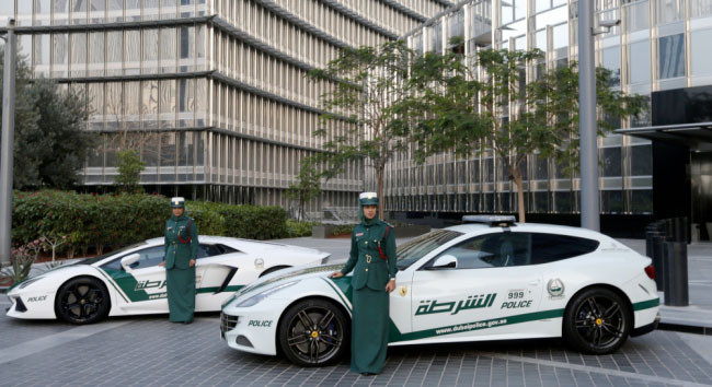 Çılgın Dubai Ferrari'yi polis arabası yaptı  - Resim: 1