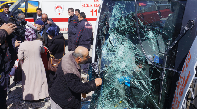 Ankara'da yolcu minibüsü devrildi - Resim: 1