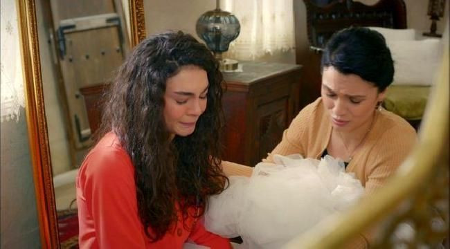 Ebru Şahin ve Akın Akınözü'nün başrolünde olduğu Hercai'de flaş ayrılık! - Resim: 3