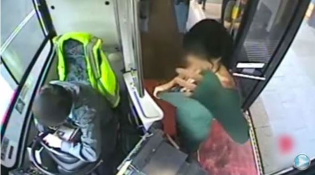 Halk otobüsünde çırılçıplak soyunup striptiz yaptı para istedi - Resim: 2