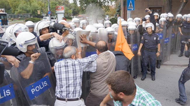 TBMM önünde Suriye arbedesi - Resim: 1