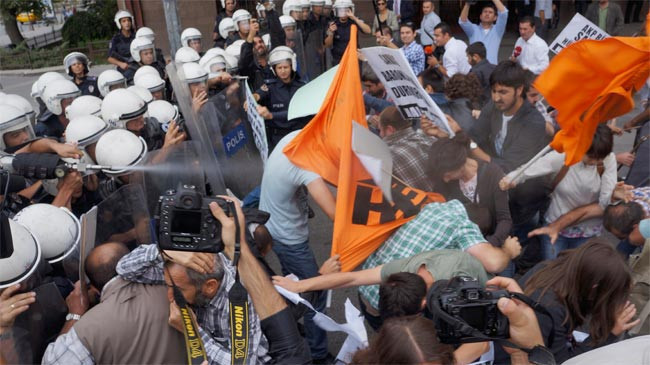 TBMM önünde Suriye arbedesi - Resim: 2