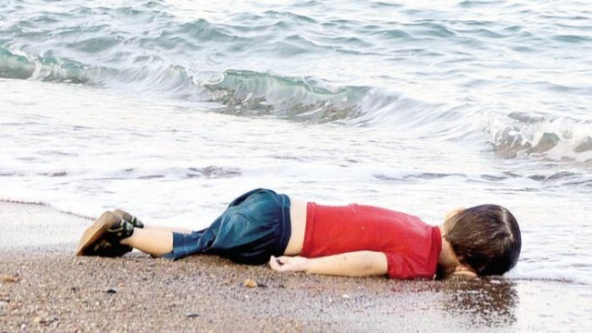 Davutoğlu Aylan Kurdi'nin babasına bakın ne vermiş! - Resim: 1