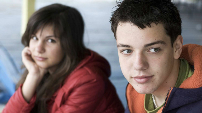 Kızını kanepede bir erkekle uyurken buldu bakın baba ne yaptı - Resim: 4