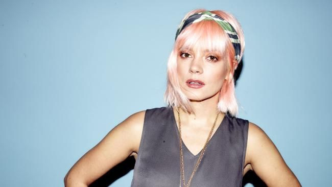 Dünyaca ünlü şarkıcı Lily Allen, çıplak protestosuyla sosyal medyayı yıktı - Resim: 4