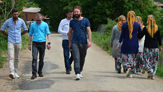 Eşlerini Aşıklar Sokağı'nda aradılar - Resim: 3