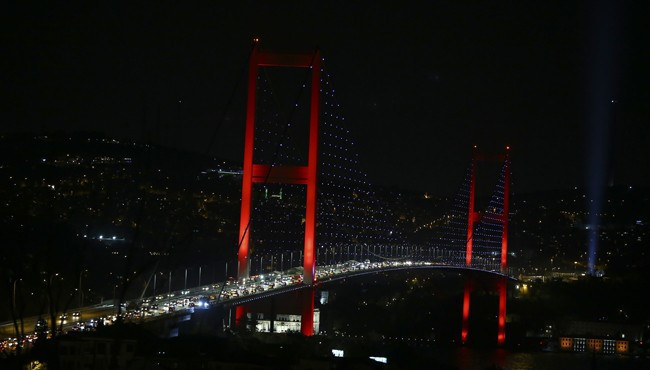 15 Temmuz Şehitleri Köprüsü kırmızı beyaz! - Resim: 2