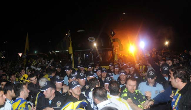 Taraftarlar şampiyonu böyle karşıladı! - Resim: 2