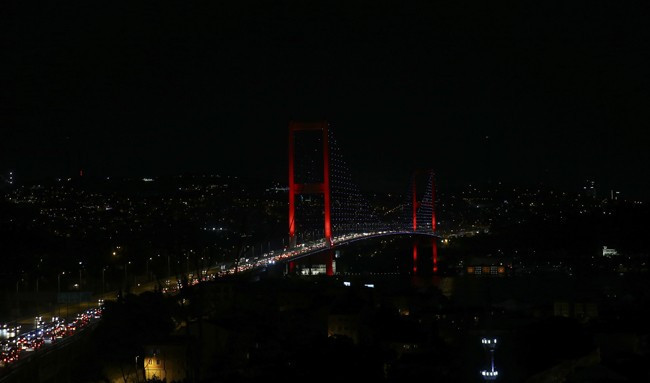 15 Temmuz Şehitleri Köprüsü kırmızı beyaz! - Resim: 1