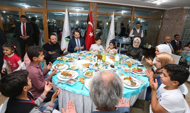 Berat ve Esra Albayrak yetim çocuklarla buluştu - Resim: 4