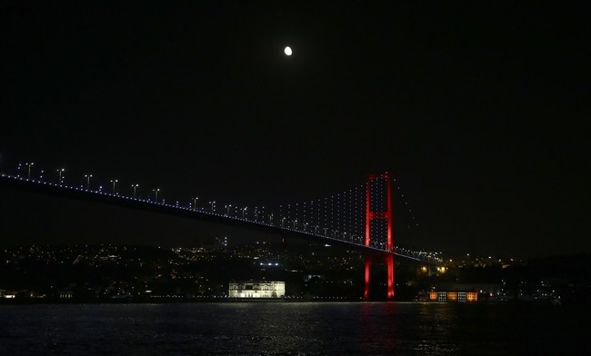 15 Temmuz Şehitleri Köprüsü kırmızı beyaz! - Resim: 3