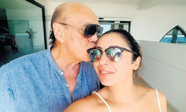 77 yaşındaki Asil Nadir baba oluyor Filistinli eşi Nur Nadir yarı yaşında - Resim: 1