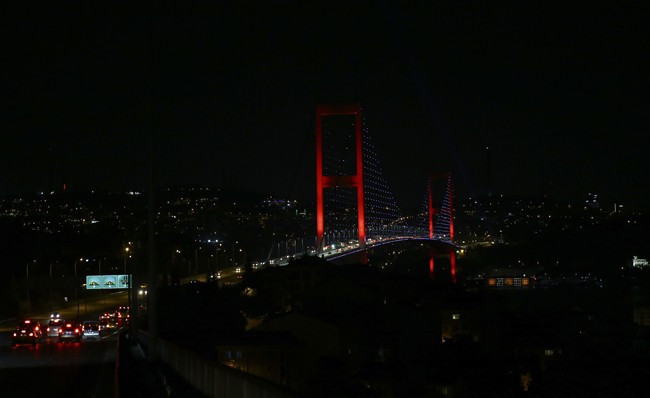 15 Temmuz Şehitleri Köprüsü kırmızı beyaz! - Resim: 4