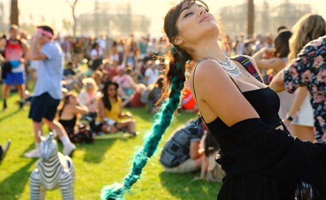 Hande Erçel dekolteli kıyafetiyle dikkat çekti! - Resim: 1